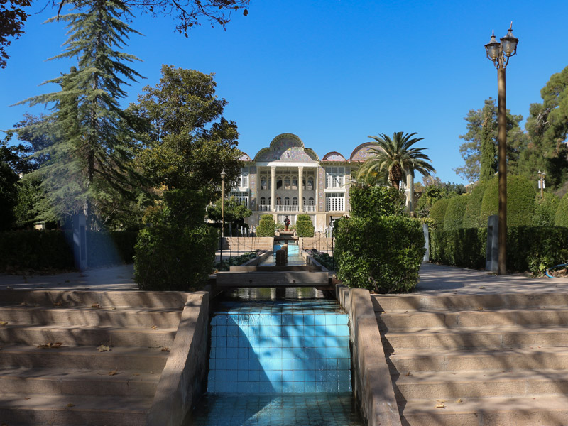 طراحی معماری باغ ایرانی ارم شیراز آب در محور اصلی در مقابل بنا