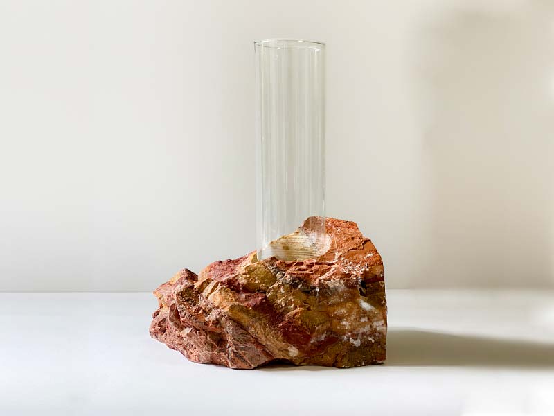 گلدان شیشه ای و سنگ دریل شده در شرکت شاپ دکو