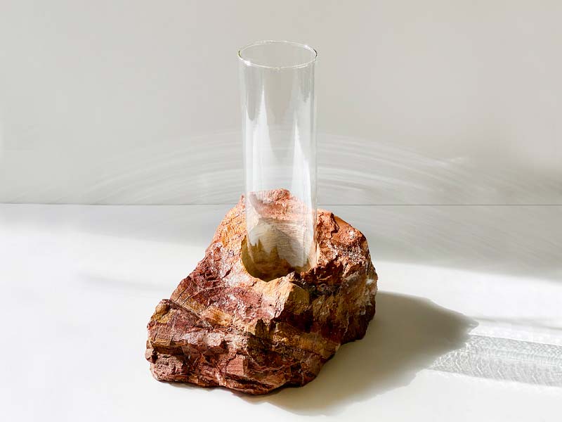 گلدان شیشه ای و سنگ دریل شده در شرکت شاپ دکو