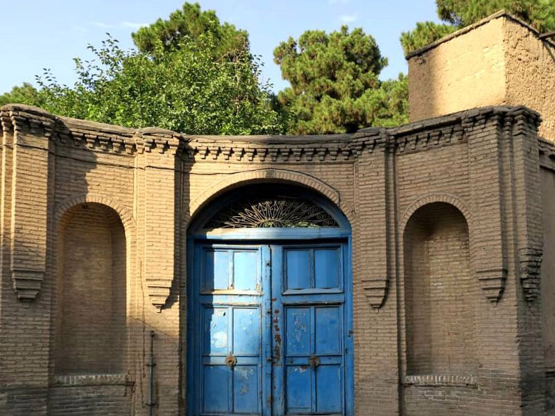 Using a sharp color to emphasize on the entrance