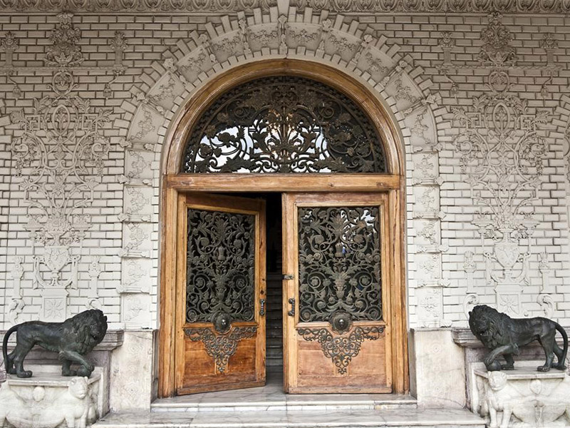 Use of Perspolis elements as a symbol of Iranian architecture on the entrance doorway