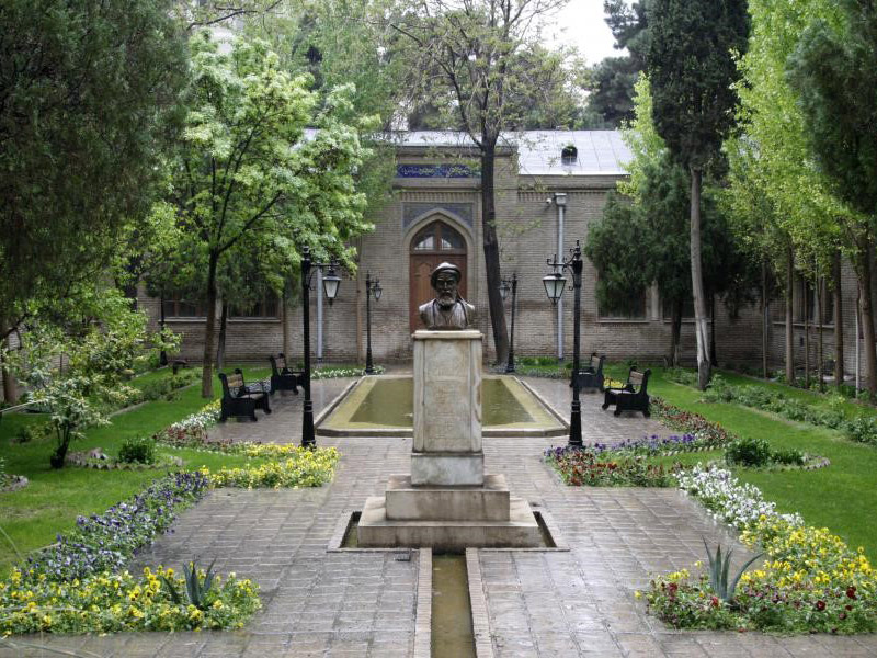 Use of the sclupture on the main axis of the garden