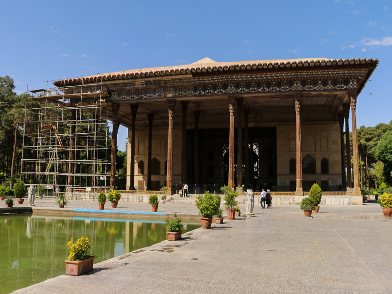چهلستون اصفهان- استفاده از استخر مستطیل شکل در مقابل بنا
