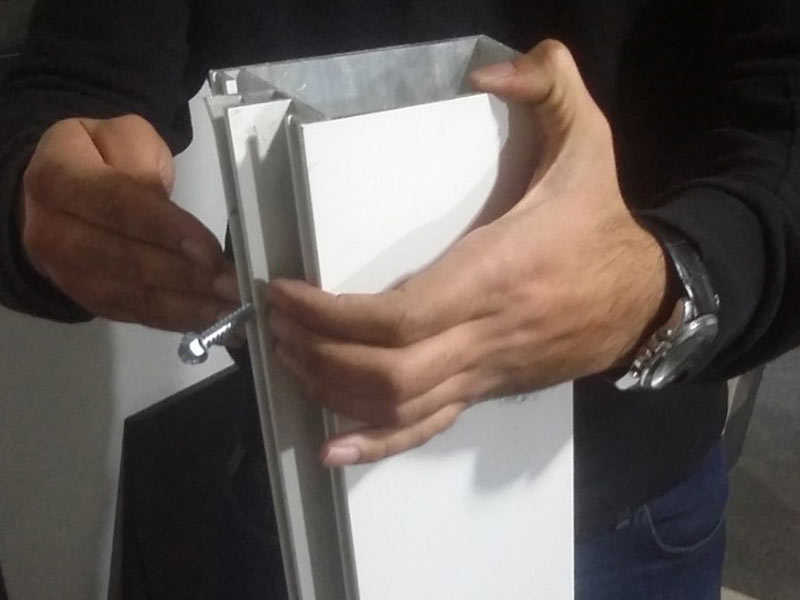 شکل ‏1‑3پروفیل آلومینیومی موجود برای مولیون ها، محل قرارگیری شیشه با انگشتان دست نشان داده شده است