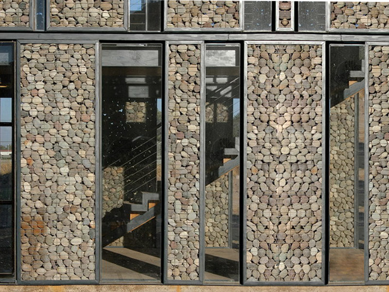 طراحی نمای ساختمان با استفاده از مصالح سنگ ،توری وآهن نمای نزدیک تر