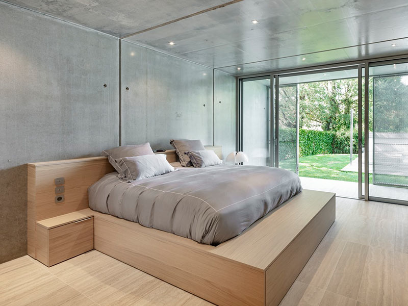 اتاق خواب مینمال استفاده از تاج تخت ساده چوبی