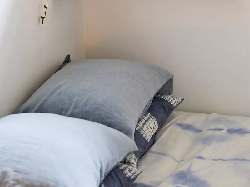 اتاق خواب مینمال استفاده از قفسه