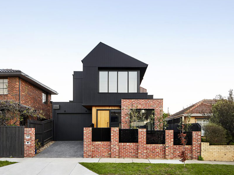طراحی نمای ساختمان مدرن زیبا با ترکیب رنگ سیاه وآجر 